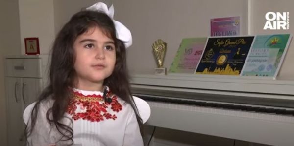 Вдъхновяващата история на 6-годишната Елизабет, която може да пее и свири по слух