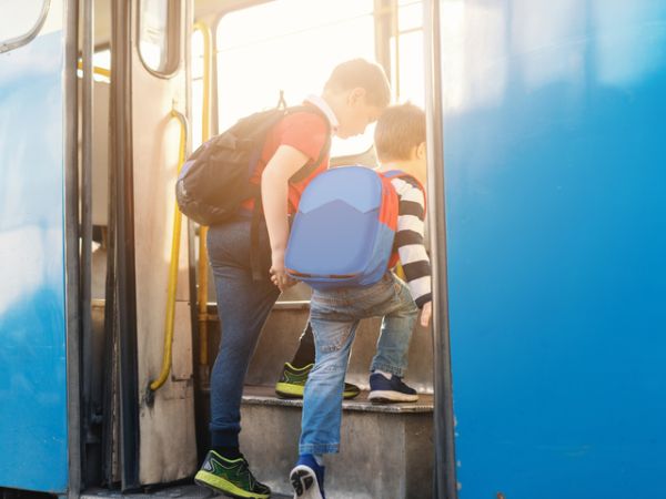 Децата до 10-годишна възраст ще ползват безплатно градски транспорт