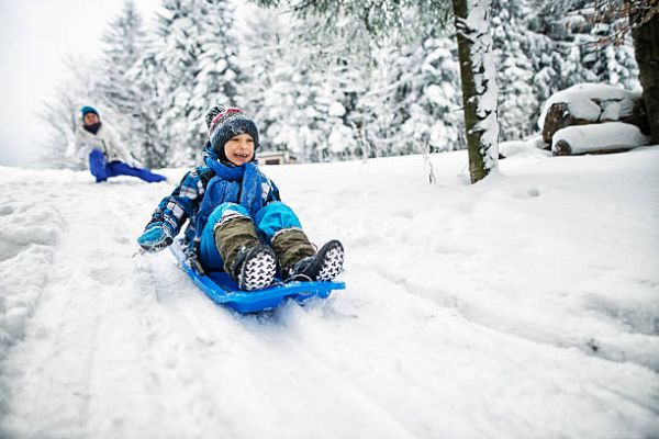 Как да направите снежна пързалка сами – да, възможно е, но с помощ от приятелите и семейството