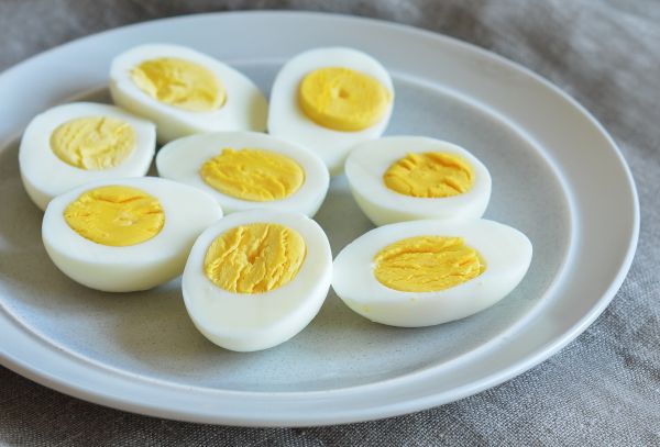 Как да сварим яйцата така, че да ги обелим лесно и да останат цели?