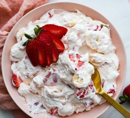 Плодова салата като ягодов чийзкейк – това ще стане любимият ви десерт