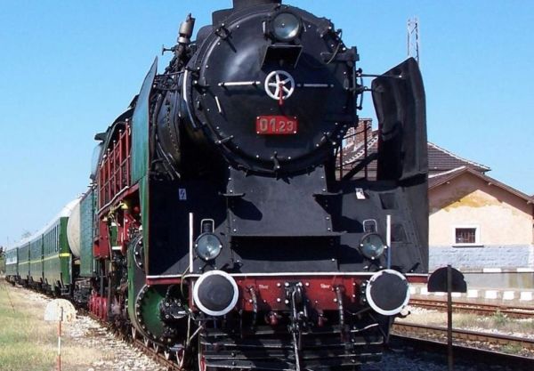 Ретро влак с парен локомотив и специален вагон ще пътува между София и Мездра