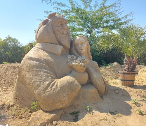 Британските скулптори Пол и Реми Хогарт, които от години творят на бургаския плаж, поставят началото на инициатива с името „Бургаско пясъчно училище“