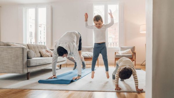 10 лесни и забавни упражнения, които да направите с мама и татко у дома