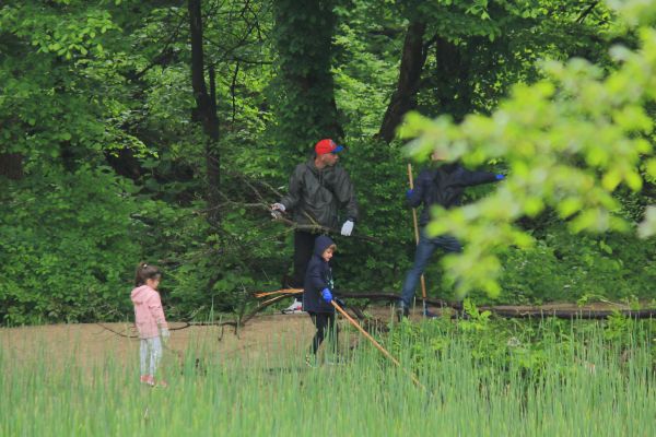Малки и големи доброволци почистват езерата в столичния Южен парк