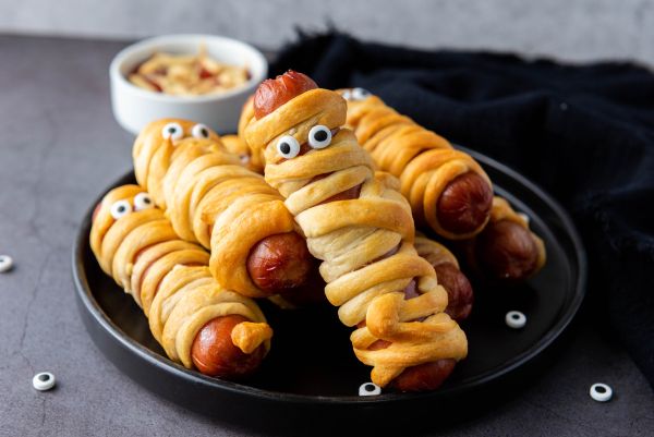 Бързо, вкусно и хелоуинско впечатляващо – направете си мумии във еърфрайър