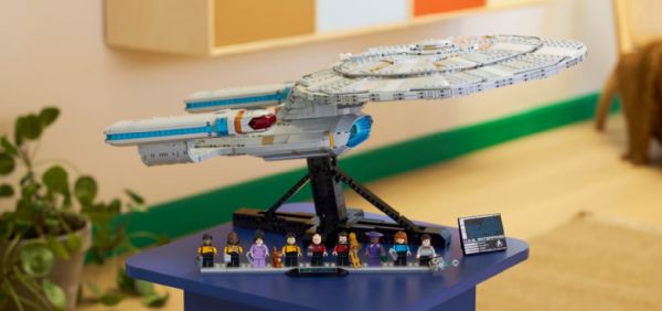 Лего представи голям комплект с модулен кораб „Ентърпрайз“ от „Стар Трек“ Лего представи голям комплект с модулен кораб „Ентърпрайз“ от „Стар Трек“