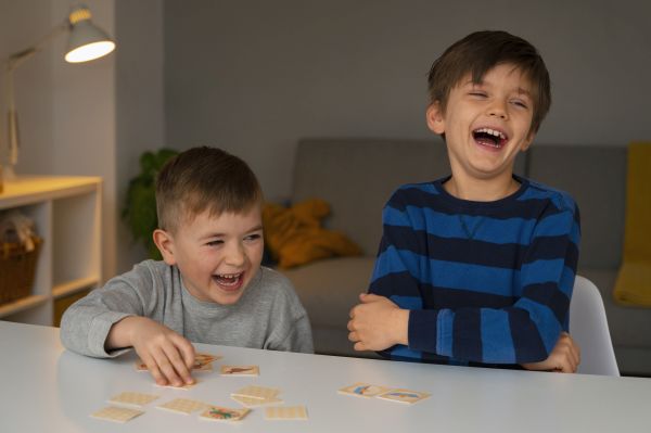 Мълчанието е злато... и много смях! Как да играем на великата „Пантомима“