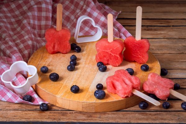 Как да си направим вкусни динени близалки с шоколад?