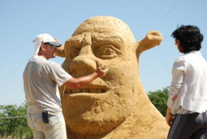 Пясъчна фигура на Шрек радва хората в Бургас