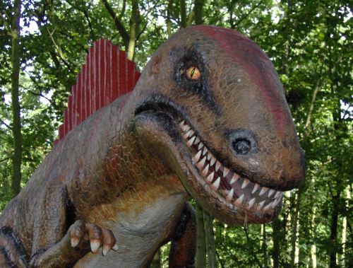 Динозаври в реални размери могат да се видят в музея "Земята и хората"