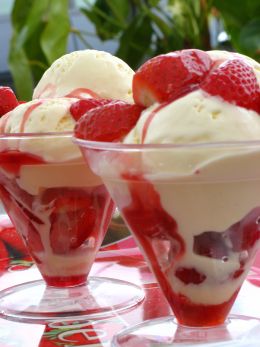 Вкусен десерт с ягоди
