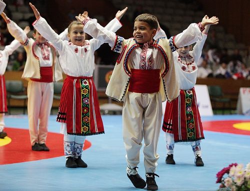 Талантливите деца от детски танцов ансамбъл "Зорница" са на турне в Румъния