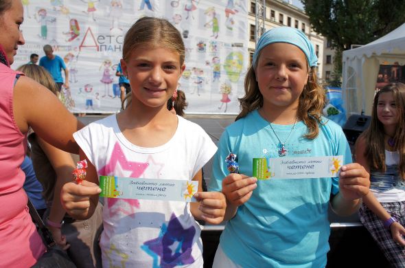 С детски празник пред Народния театър приключи инициативата на Az-deteto.bg – "Забавното лятно четене" 2011