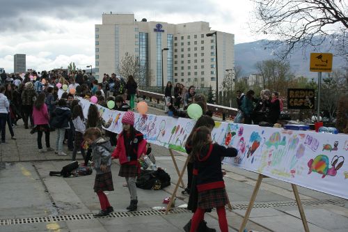Деца в 7 града се включват в „Голямото рисуване на малките художници”