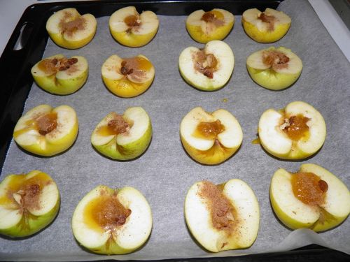 Печени ябълки с мед, орехи и канела
