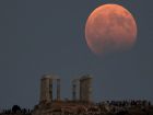 От България до Пакистан: Зашеметяващо красиви снимки на частичното лунно затъмнение