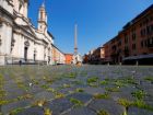 Трева расте на популярния площад Навона в Рим, Италия.