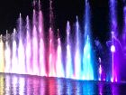 Вода и лъчи: Вълшебството на фонтана „Окъпан в светлина“
