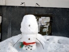 Снежният човек пред входа посреща в блока всички...